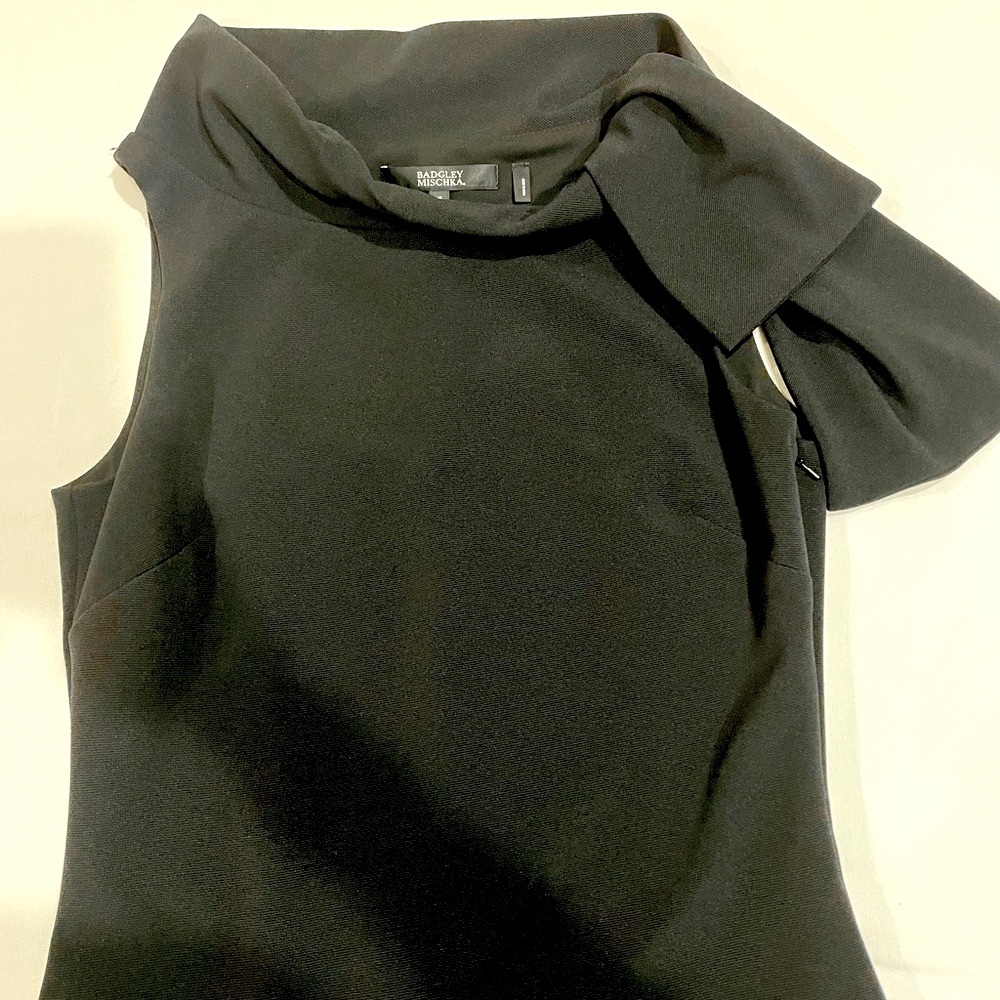 Badgley Mischka size 6 cocktail dress knee length in black.